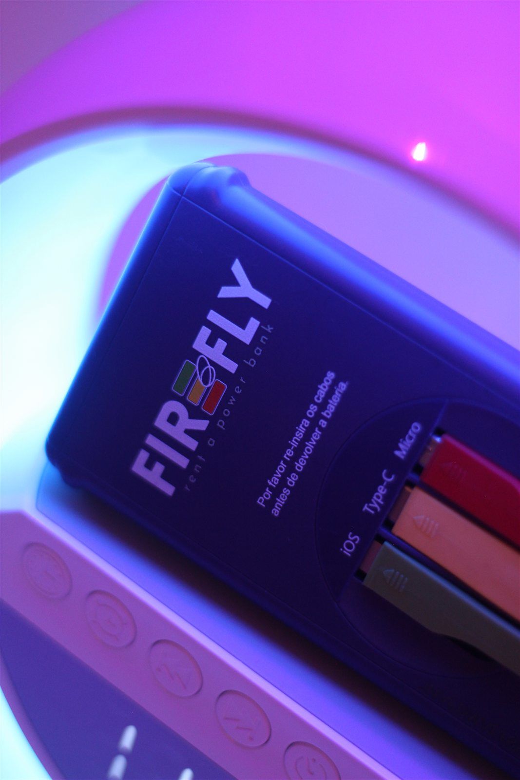 Power bank da Firefly iluminado em tons de roxo