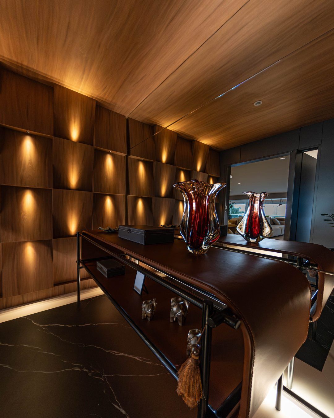 Hall de entrada com painel de madeira e luz indireta, em post da Ilumine Light